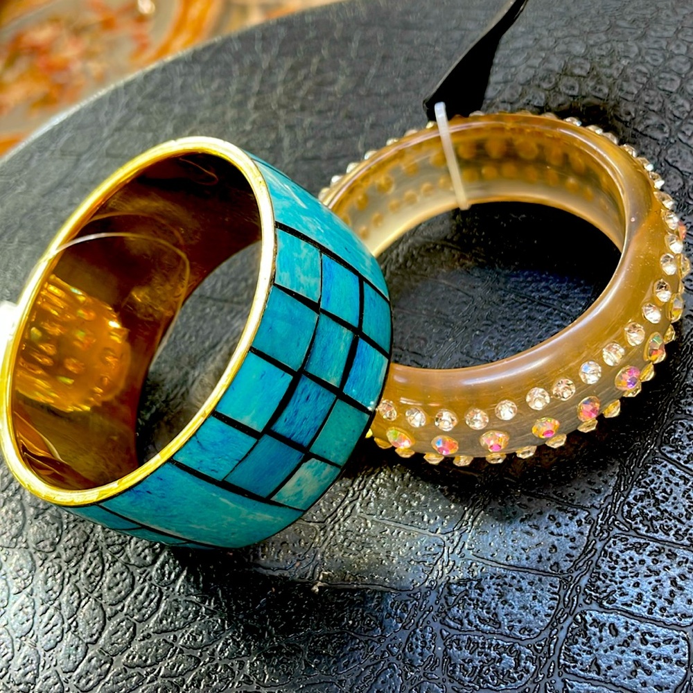 2 bracelets turquoise natural and plastic with stones
